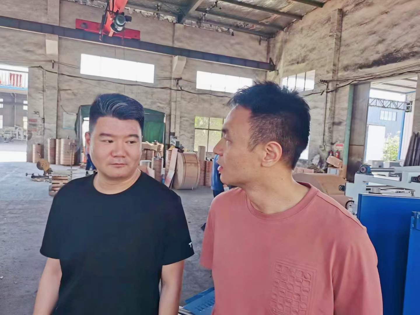 熱烈歡迎西工大趙盼博士后、教授帶領(lǐng)科研團(tuán)隊(duì)到上高縣雙新紙桶設(shè)備有限公司考察，雙方就全自動(dòng)鐵箍紙桶設(shè)備流水線(xiàn)的研發(fā)達(dá)成了初步的意向。
